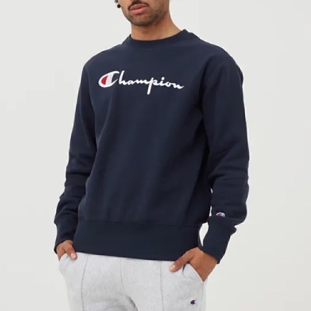 CHAMPION HEAVYWEIGHT CREWNECK SWEATSHIRT XL EMBROIDERED LOGO IN NAVY SIZE MEDIUM